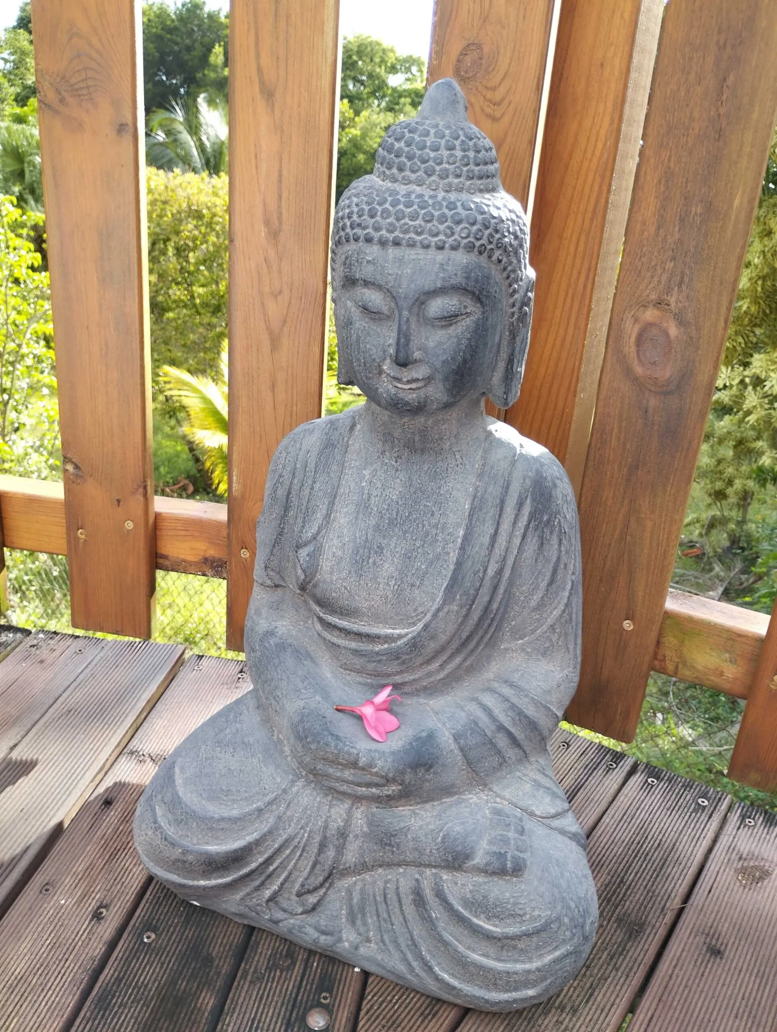 Statue de Bouddha sur la terrasse en bois de Kaz Kalina