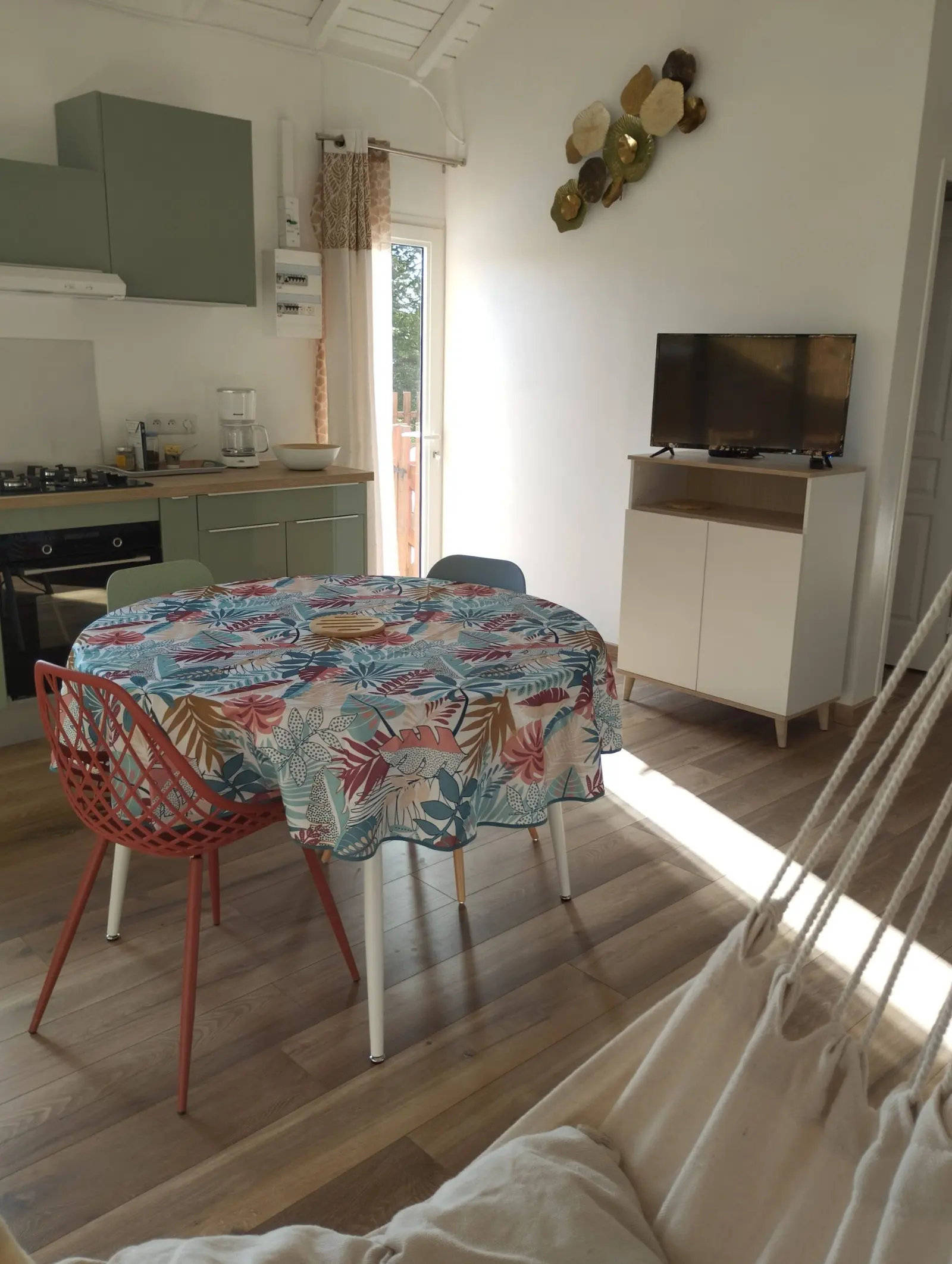 Salon et coin repas d'un gîte Kaz Kalina à Bouillante